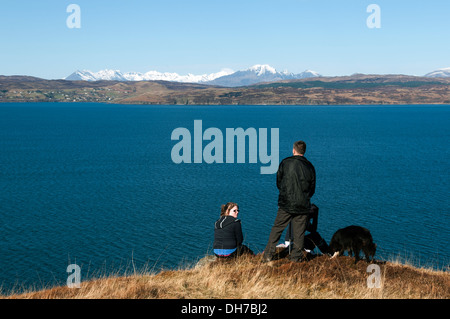 Wanderer genießen Sie den Blick über den Sound of Sleat nach Skye, von Airor auf der Halbinsel Knoydart Hochlandregion, Schottland, UK Stockfoto