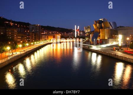 Panoramablick auf Fluss Nervion vor Guggenheim Museum in Bilbao, Baskenland Stockfoto