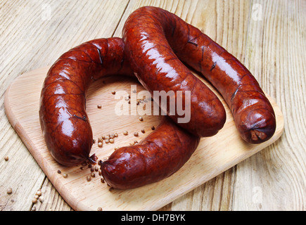 Geräucherte Hauswurst auf ein Schneidebrett Stockfoto