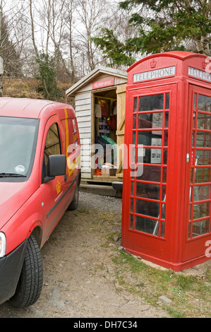 Royal Mail van und Schuppen als Lieferung Büro genutzt bei Inverie auf der Fernbedienung Knoydart Halbinsel, Highland Region, Schottland, UK Stockfoto