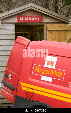 Royal Mail van und Schuppen als Lieferung Büro genutzt bei Inverie auf der Fernbedienung Knoydart Halbinsel, Highland Region, Schottland, UK Stockfoto