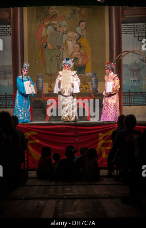 Kantonesische Oper-Darsteller nehmen Teil in einer Show in Shek O, Hong Kong am 1. November 2013. Stockfoto