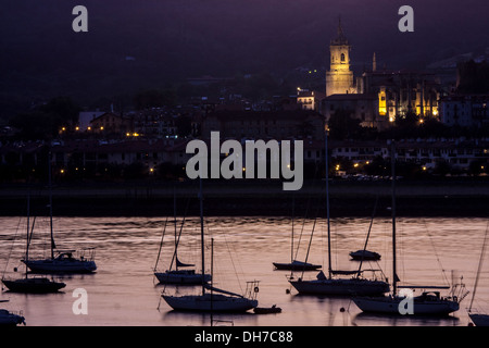 Sonnenuntergang in der Bucht von Txingudi. Hondarribia (Spanien) von Hendaye (Frankreich), Baskenland betrachtet. Stockfoto