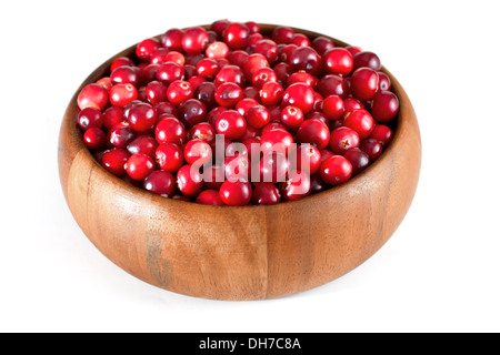 Reife Preiselbeeren in Holzschale, isolierte Hintergrund Stockfoto