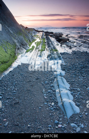 Sonnenuntergang am Strand von Algorri, Zumaia, Gipuzkoa, Baskisches Land, Spanien Stockfoto