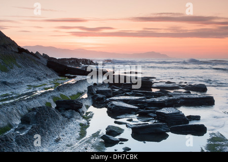 Sonnenuntergang am Strand von Algorri, Zumaia, Gipuzkoa, Baskisches Land, Spanien Stockfoto