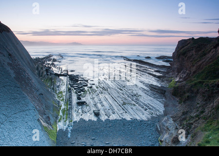 Sonnenuntergang am Strand von Algorri, Zumaia, Gipuzkoa, Baskisches Land, Spanien Stockfoto