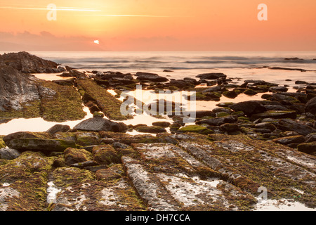 Sonnenuntergang am Strand von Algorri, Zumaia, Gipuzkoa, Baskisches Land, Spanien Stockfoto