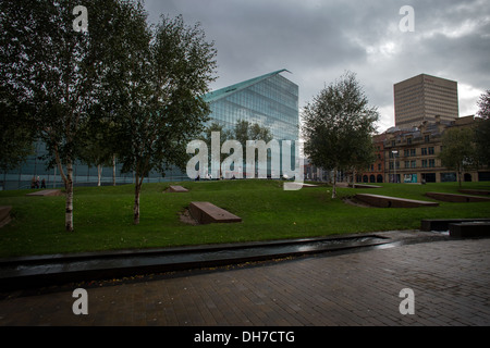 GV der Urbis Gebäude von Ian Simpson und 2002 in Manchester Kathedrale Gärten gesehen. Stockfoto