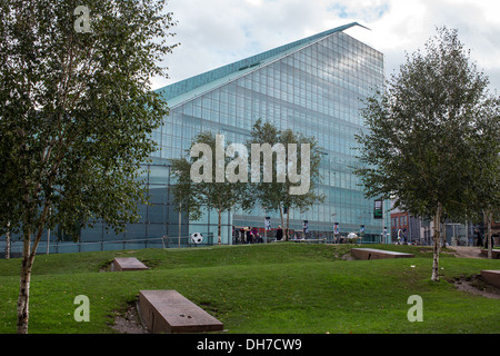 GV der Urbis Gebäude von Ian Simpson und 2002 in Manchester Kathedrale Gärten gesehen. Stockfoto