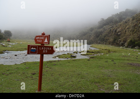 Wegweiser auf dem Laguna 69 Wanderung im Nationalpark Huascaran, Huaraz, Peru Stockfoto