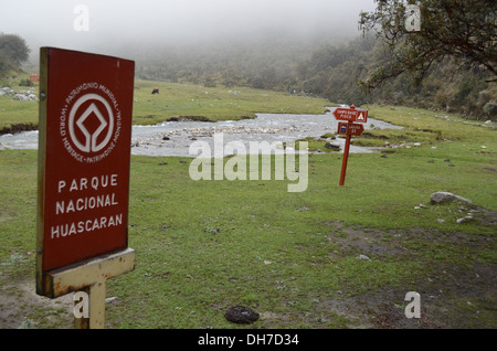 Wegweiser auf dem Laguna 69 Wanderung im Nationalpark Huascaran, Huaraz, Peru Stockfoto