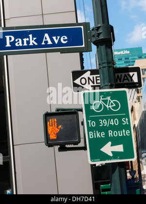 Verkehr und Bike-Zeichen mit Pfeilen an der Park Avenue, New York Stockfoto