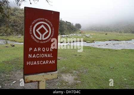 Wegweiser auf dem Laguna 69 Wanderung im Nationalpark Huascaran, Huaraz, Peru Stockfoto