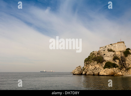 FESTUNG GIBRALTAR MIT BLICK AUF SCHIFFE IN DEN STRAßEN Stockfoto