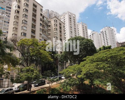 High-Rise Wohnung Blöcke in einem dicht besiedelten Vorort von São Paulo in der Nähe der Avenida Paulista Stockfoto