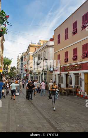 GIBRALTAR-HAUPTSTRAßE MIT GESCHÄFTEN UND GASTWIRTSCHAFT Stockfoto