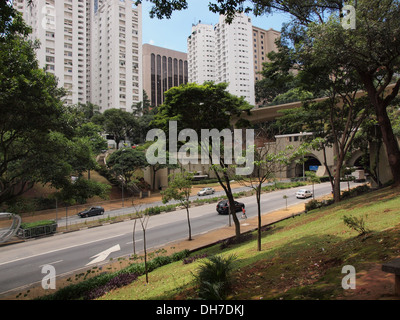 Ferienwohnungen auf der Avenida Nove de Julho eine führende Autobahn aus Sao Paulo Stadtzentrum Stockfoto