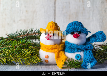 Plüsch weichen Schneemänner auf weißem Holz Hintergrund Stockfoto