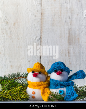 Plüsch weichen Schneemänner auf weißem Holz Hintergrund Stockfoto