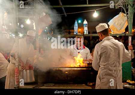 Essen Nacht Markt Djemaa el Fna ist ein Quadrat und Marktplatz in Marrakeschs Medina (Altstadt) Quartal Marokko Stockfoto