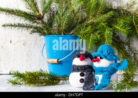 Plüsch weichen Schneemänner auf weißem Holz Hintergrund Stockfoto