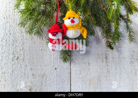 Plüsch weichen Schneemänner auf weißem Holz Hintergrund Stockfoto