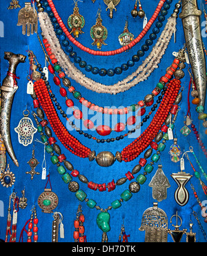 Antiquitätengeschäft Marrakesch Marokko Medina Souk Markt Juwelier Halskette Stockfoto