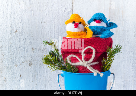 Plüsch weichen Schneemänner auf weißem Holz Hintergrund Stockfoto