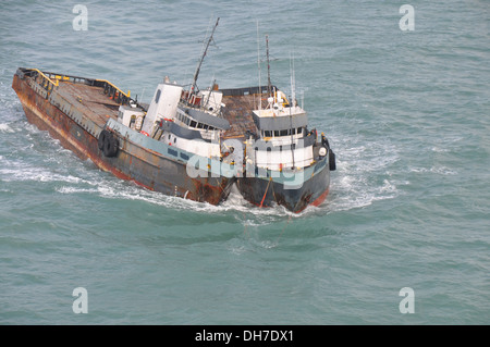 Eine Nahaufnahme Foto des Motorschiff Ken Tide und Motorschiff Louie Tide Inserat ineinander, Donnerstag, Okt. 31, ungefähr zwei Meilen vor der Küste und südlich von Mansfield Stege. Die Coast Guard reagiert auf das Hilfeersuchen von der Zertifizierungsstelle Stockfoto