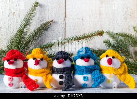 Familie Plüsch Schneemänner auf weißem Holz Hintergrund Stockfoto