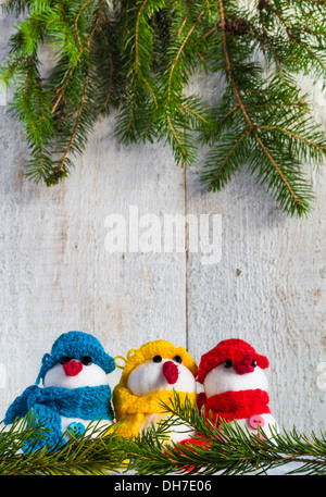 Plüsch weichen Schneemänner auf weißem Holz Hintergrund Stockfoto