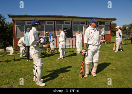 Dorf Kricket auf dem Boden in chewton Mendip, Somerset, wo Litton Reisenden spielt. einen britischen Sport pitch Gelände Freizeit Männer Stockfoto