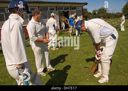 Dorf Kricket auf dem Boden in chewton Mendip, Somerset, wo Litton Reisenden spielt. einen britischen Sport pitch Gelände Freizeit Männer Stockfoto