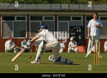 Dorf Kricket auf dem Boden in chewton Mendip, Somerset, wo Litton Reisenden spielt. einen britischen Sport pitch Gelände Freizeit Männer Stockfoto