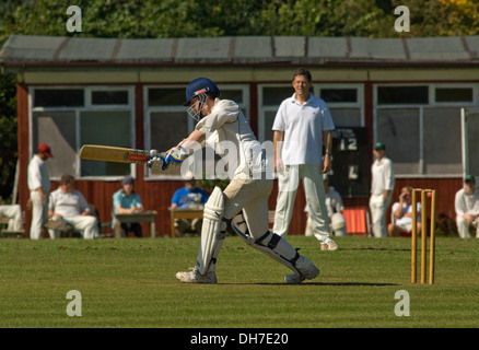 Dorf Kricket auf dem Boden in chewton Mendip, Somerset, wo Litton Reisenden spielt. einen britischen Sport pitch Gelände Freizeit Männer Stockfoto