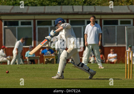 Dorf Kricket auf dem Boden in chewton Mendip, Somerset, wo Litton Reisenden spielt. einen britischen Sport pitch Gelände Freizeit Männer Stockfoto