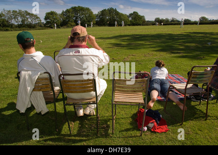 Dorf Kricket auf dem Boden in chewton Mendip, Somerset, wo Litton Reisenden spielt. einen britischen Sport pitch Gelände Freizeit Männer Stockfoto