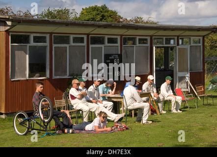 Dorf Kricket auf dem Boden in chewton Mendip, Somerset, wo Litton Reisenden spielt. einen britischen Sport pitch Gelände Freizeit Männer Stockfoto