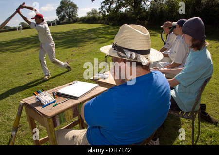 Dorf Kricket auf dem Boden in chewton Mendip, Somerset, wo Litton Reisenden spielt. einen britischen Sport pitch Gelände Freizeit Männer Stockfoto