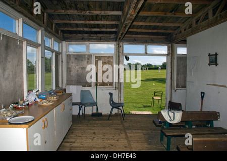 Dorf Kricket auf dem Boden in chewton Mendip, Somerset, wo Litton Reisenden spielt. einen britischen Sport pitch Gelände Freizeit Männer Stockfoto