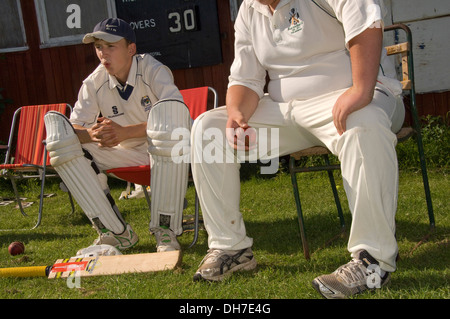 Dorf Kricket auf dem Boden in chewton Mendip, Somerset, wo Litton Reisenden spielt. einen britischen Sport pitch Gelände Freizeit Männer Stockfoto