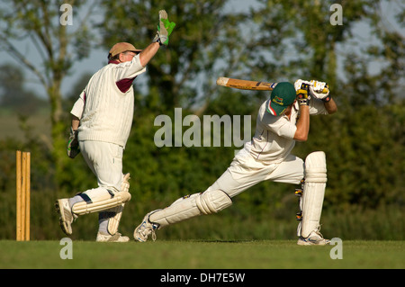 Dorf Kricket auf dem Boden in chewton Mendip, Somerset, wo Litton Reisenden spielt. einen britischen Sport pitch Gelände Freizeit Männer Stockfoto