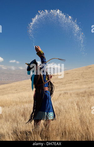 Schamanen in der Mongolei, in einer Zeremonie Angebot Stockfoto