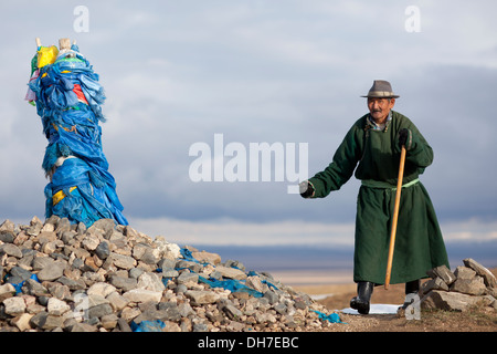 Mongolische Hirten, bietet eine schamanistische Angebot Pol in der Mongolei Stockfoto