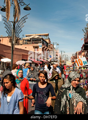 Marrakesch Marokko Medina einkaufen Straße Frauen Stockfoto