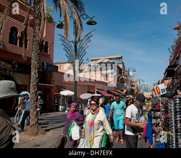 Marrakesch Marokko Medina einkaufen Straße Frauen Stockfoto