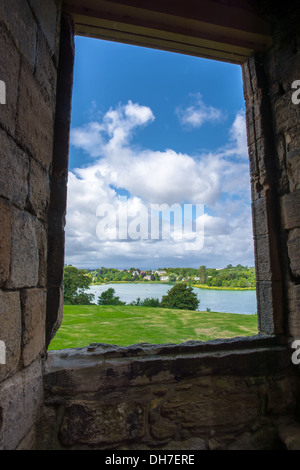 Blick Durch Das Fenster Auf Den Linlithgow Palace Zum See In Der Nähe Von Edinburgh In Schottland Stockfoto