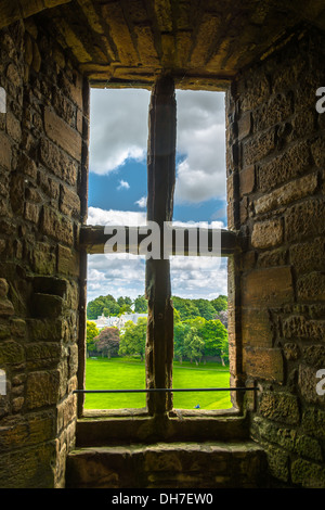 Blick Durch Das Fenster Auf Linlithgow Palace Zum Park In Der Nähe Von Edinburgh In Schottland Stockfoto