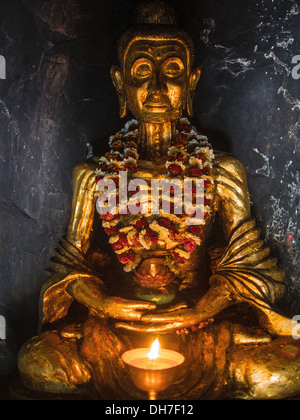 Eine abgemagerte Buddha-Statue befindet sich in der Meditation am Dungeshwari Höhlentempel in der Nähe von Bodhgaya, Indien. Stockfoto